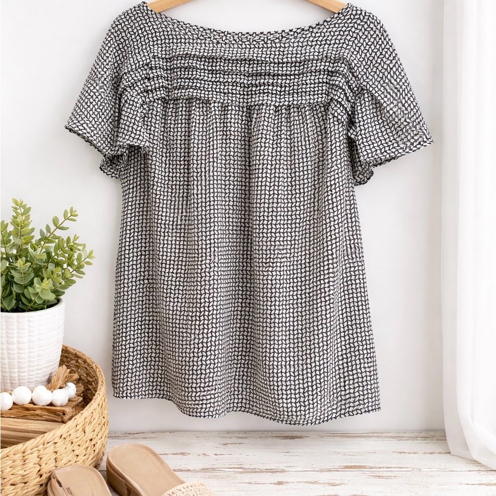 Max Studio Black & White Chainlink Print Blouse